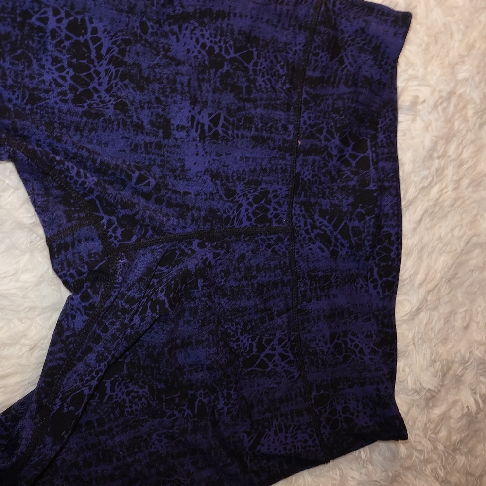 Kirckland purple snakeskin pattern cropped legging - Picture 3 of 6